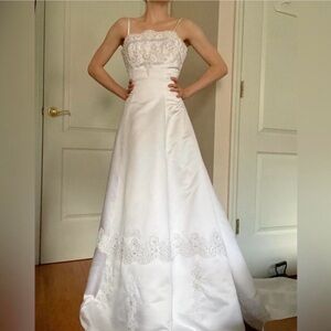 Vintage Y2K Spaghetti Strap Satin Beaded Wedding Gown – Size 8 ✨